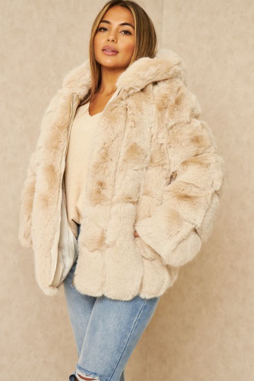 Pälsjacka i fuskpäls med huva i beige