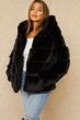Pälsjacka i fuskpäls med huva i Svart